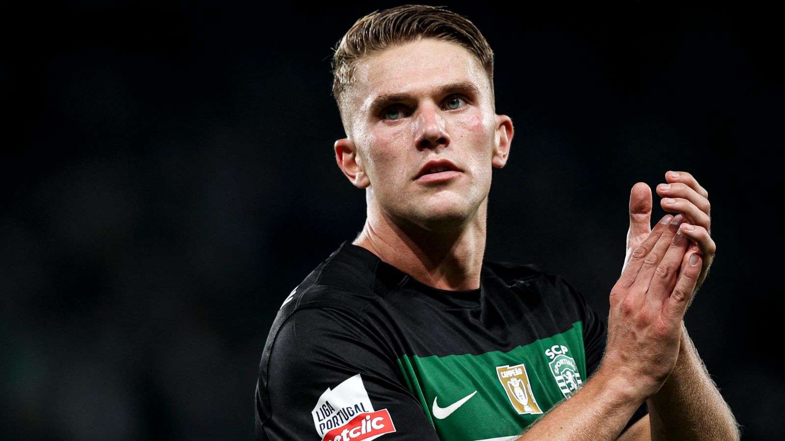 他用坚定的 他用坚定的